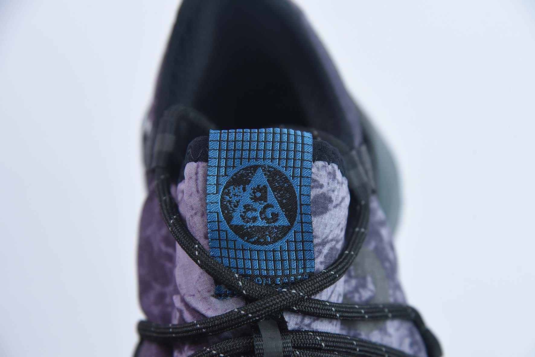 Nike ACG Mountain Fly Low GORE-TEX 户外登山运动鞋/紫色 货号：DC9660-001
