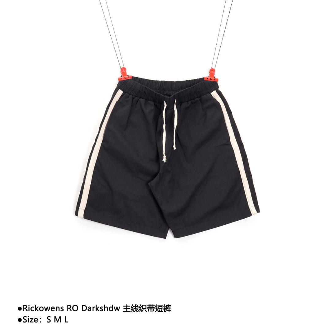 💰170
Rickowens RO Darkshdw 主线织带短裤
Size：S M L

原版一致帆布面料 版型挺拔 百搭休闲 春夏必备款，，贴身柔软舒适透气 休闲版型裁剪，，与白色衣身相得益彰，展现出夏日的清爽干净的穿搭，又不单调枯燥，有细节。一始既往的宽松OS版型裁剪，俐落得体的造型感 男生女生都能轻松驾驭！

款式编号：CC-5605605618