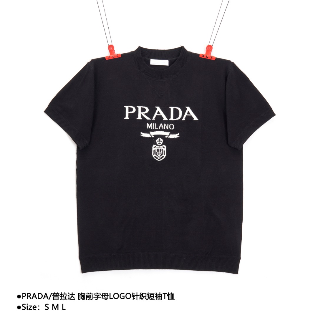 💰150
PRADA/普拉达 胸前字母LOGO针织短袖T恤
Size：S M L

对色定染毛料、PA经典图案设计、翻转标识提花、柔软洗水工艺、圆领针织短袖。采用高质纯棉14S细针织片，德国进口提花机织片而成。环保固色定染；引进定制全棉纱线。提花面料要求纱支精细，对原料棉要求极高。图案设计对版还原，毛料以实物参照对色定染。整体质感细腻光滑，光泽度好，极具透气性。

款式编号：CC-5605650616