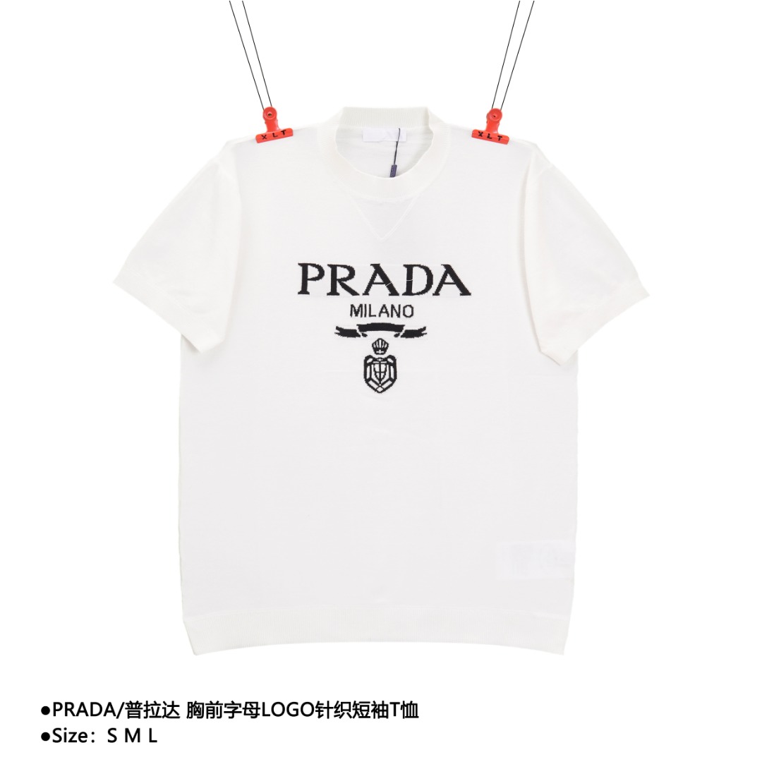 💰150
PRADA/普拉达 胸前字母LOGO针织短袖T恤
Size：S M L

对色定染毛料、PA经典图案设计、翻转标识提花、柔软洗水工艺、圆领针织短袖。采用高质纯棉14S细针织片，德国进口提花机织片而成。环保固色定染；引进定制全棉纱线。提花面料要求纱支精细，对原料棉要求极高。图案设计对版还原，毛料以实物参照对色定染。整体质感细腻光滑，光泽度好，极具透气性。

款式编号：CC-5605650616