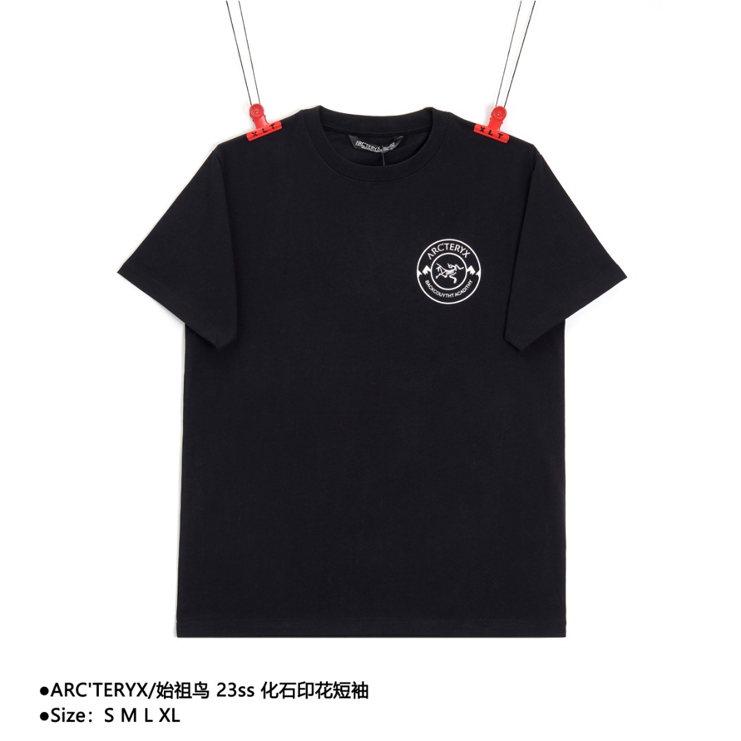 💰140
ARC'TERYX/始祖鸟 23ss 化石印花短袖
Size：S M L XL

左胸品牌LOGO圆章+背后岩层化石图案设计，灰调图案，数码印花，逼真立体，经典百搭不过时，时尚有活力，定织定染高克重面料，1-1工艺制作

款式编号：ZZ-5605605615