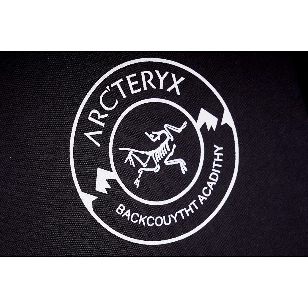 💰140
ARC'TERYX/始祖鸟 23ss 化石印花短袖
Size：S M L XL

左胸品牌LOGO圆章+背后岩层化石图案设计，灰调图案，数码印花，逼真立体，经典百搭不过时，时尚有活力，定织定染高克重面料，1-1工艺制作

款式编号：ZZ-5605605615