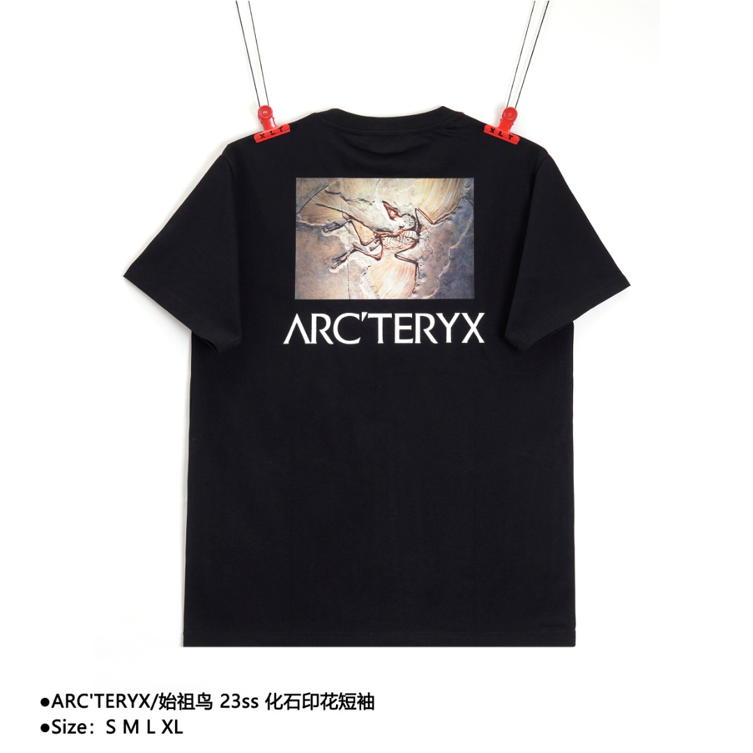 💰140
ARC'TERYX/始祖鸟 23ss 化石印花短袖
Size：S M L XL

左胸品牌LOGO圆章+背后岩层化石图案设计，灰调图案，数码印花，逼真立体，经典百搭不过时，时尚有活力，定织定染高克重面料，1-1工艺制作

款式编号：ZZ-5605605615