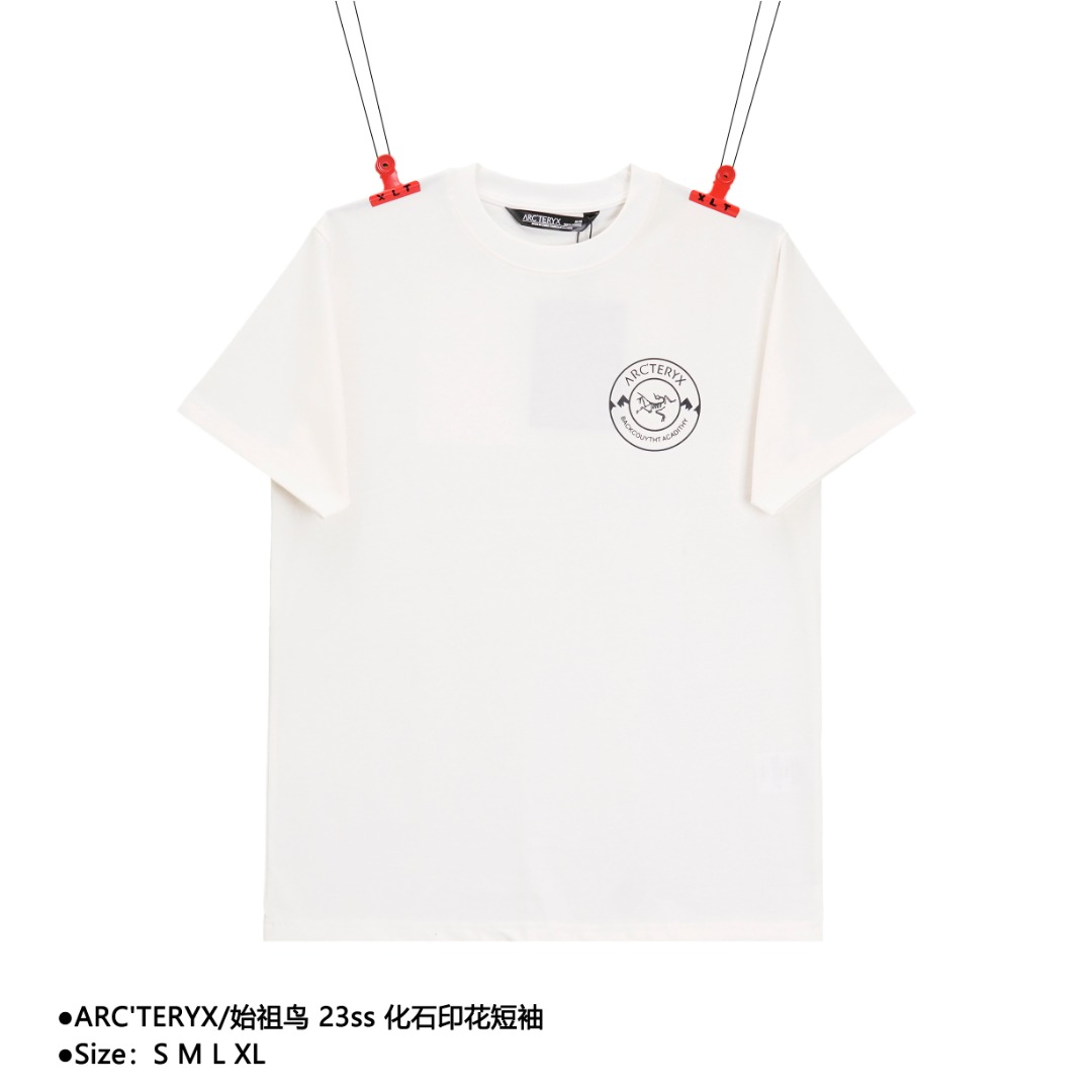 💰140
ARC'TERYX/始祖鸟 23ss 化石印花短袖
Size：S M L XL

左胸品牌LOGO圆章+背后岩层化石图案设计，灰调图案，数码印花，逼真立体，经典百搭不过时，时尚有活力，定织定染高克重面料，1-1工艺制作

款式编号：ZZ-5605605615