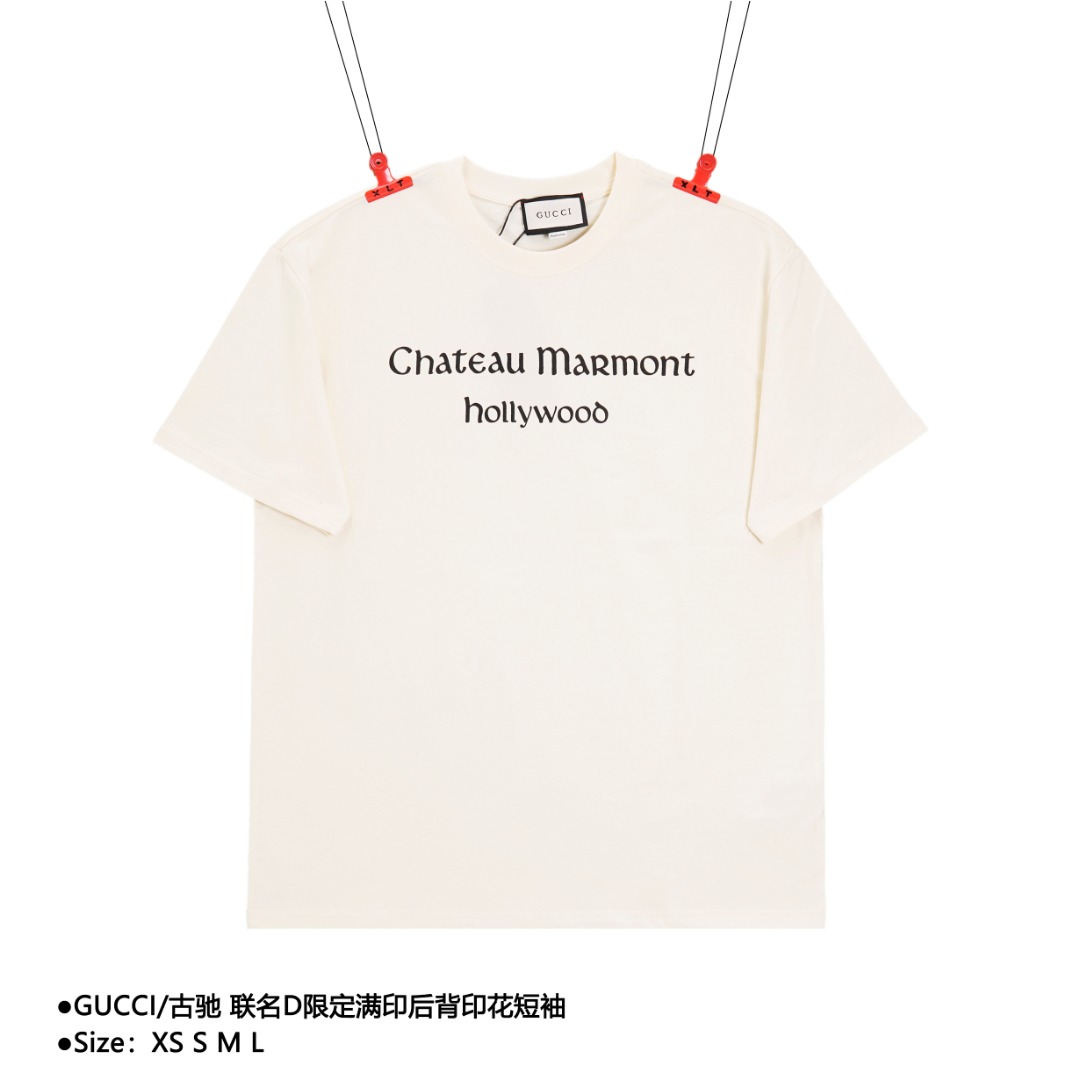 GUCCI/古驰 联名D限定满印后背印花短袖 一定要拥有一款代表作,而古驰做到了,这样的联名款真的不需要有任何犹豫 这款古驰短袖一定可以让你增分不少!面料采用240克纯棉40织面料,厚厚的质感,非常柔软舒适,印花采用进口浆料印刷胶浆,色彩还原度高,大身螺纹对色,绝对必备款,情侣搭配更佳. 款式编号:K-56056056014