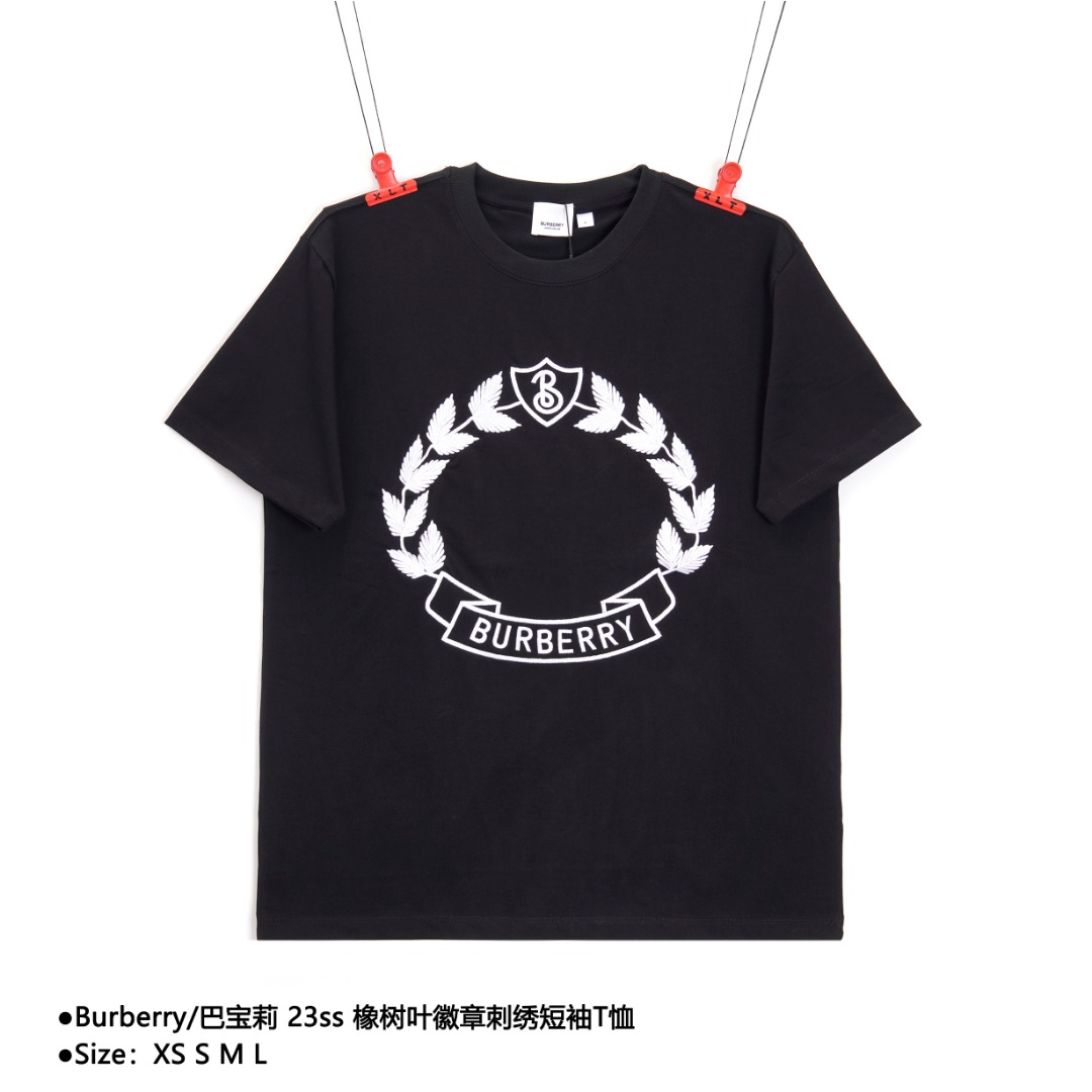 💰140
Burberry/巴宝莉 23ss 橡树叶徽章刺绣短袖T恤 
Size: XS S M L

宽松版型280g棉质面料，装饰橡树叶徽章与品牌徽标刺绣。
橡树叶徽章为品牌典藏徽章的重塑设计。
此精品来自 Riccardo Tisci 

款式编号：E-56056056015