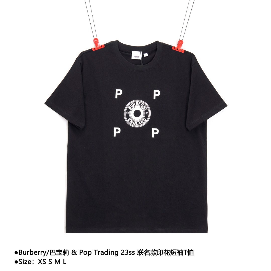 Burberry巴宝莉 & Pop Trading 23ss 联名款印花短袖T恤 高品质 Burberry and Top Trading 联名 Burberry 携手 Pop Trading company 推出全新联名胶囊系列. 融合 Burberry 经典设计精髓与来自阿姆斯特丹的滑板风格, 礼赞品牌开拓冒险精神与自由运动气息,男女同款,对版辅料. 款式编号:E-5656056015
