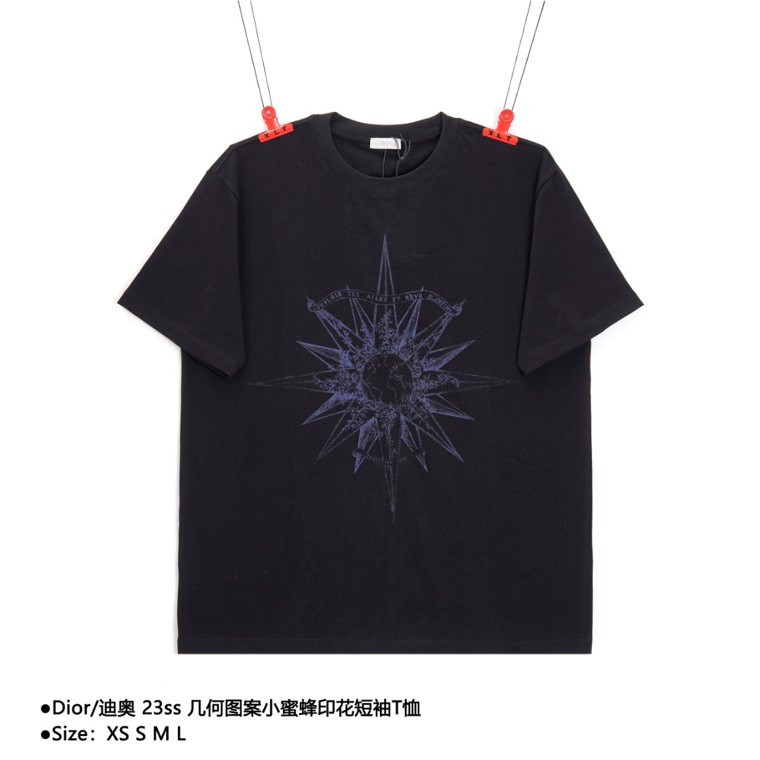 💰140
Dior/迪奥 23ss 几何图案小蜜蜂印花短袖T恤
Size：XS S M L

这款 T 恤采用280g棉质和亚麻混纺平纹针织面料精心制作，
饰以由 Pietro Ruffo 设计的 Rêve d'Infini 图案，
重新诠释 Dior 的幸运星星和经典标识，突显梦幻效果。
经典圆领剪裁，背面饰以小蜜蜂和CD标志。
经典百搭，可与各季节单品搭配。
背面饰以小蜜蜂和CD标志印花

款式编号：E-56056056015