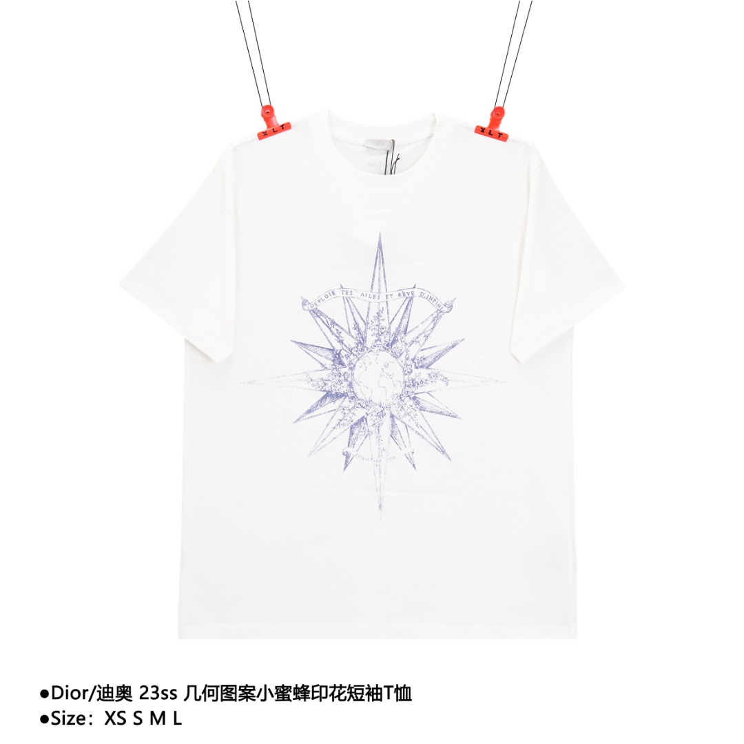 💰140
Dior/迪奥 23ss 几何图案小蜜蜂印花短袖T恤
Size：XS S M L

这款 T 恤采用280g棉质和亚麻混纺平纹针织面料精心制作，
饰以由 Pietro Ruffo 设计的 Rêve d'Infini 图案，
重新诠释 Dior 的幸运星星和经典标识，突显梦幻效果。
经典圆领剪裁，背面饰以小蜜蜂和CD标志。
经典百搭，可与各季节单品搭配。
背面饰以小蜜蜂和CD标志印花

款式编号：E-56056056015