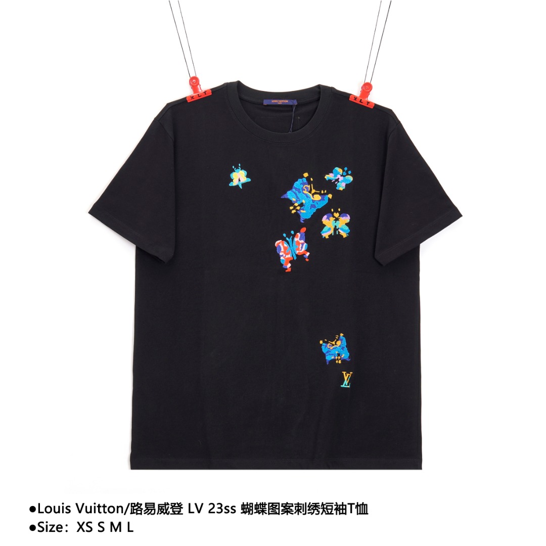 Louis Vuitton/路易威登 LV 23ss 蝴蝶图案刺绣短袖T恤 本款面料采用260g精梳棉,依托绚丽色彩和繁复缝线, 于前后描绘蝴蝶图案刺绣, 绽放万花筒一般的梦幻之景和细腻纹理. 款式编号:E-5690560015