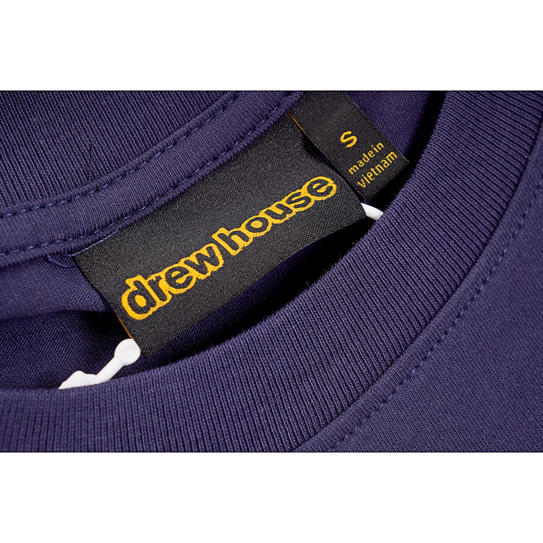 💰130
Drew House/笑脸 23ss 圆领短袖
Size:S M L XL
定织定染面料,匹布数码印
进口胶浆印花,领口纯棉螺纹定制,不易变形,可区别市场版本,开模定制新款吊牌 水洗标 原包装袋
款式编号:GG-560560514