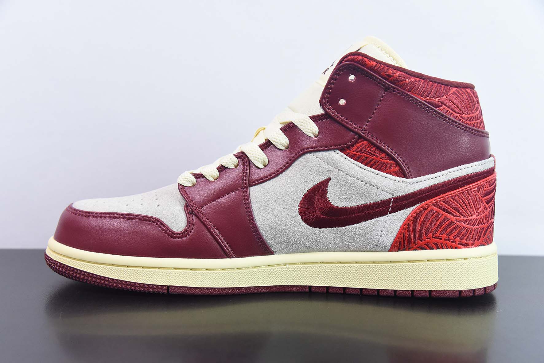 Air Jordan AJ1 Mid 中帮 刺绣红花卉 货号:DZ2820-601