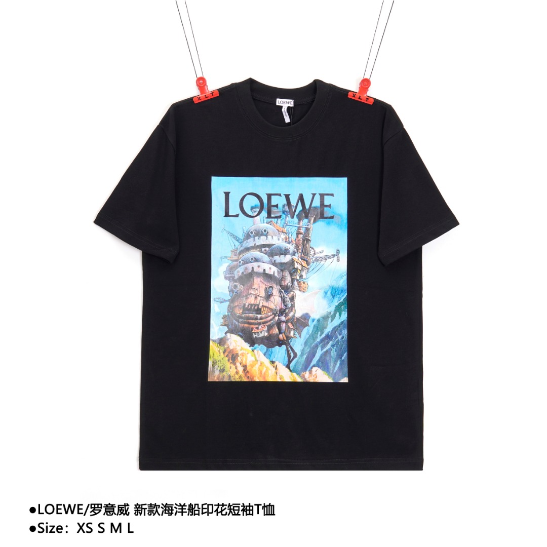 💰140
LOEWE/罗意威 新款海洋船印花短袖T恤
Size：XS S M L

数码印花、全套辅料配备。选用优质原料，精简加工过程可保护棉花纤维，减少毛羽掺杂到织物结构中，呈现最纯粹的面料。前幅图案由数码印花、数码直喷技术工艺方框整体采直喷工艺，细节通过不同色度的黑白结合而成。

款式编号：PP-5605605615