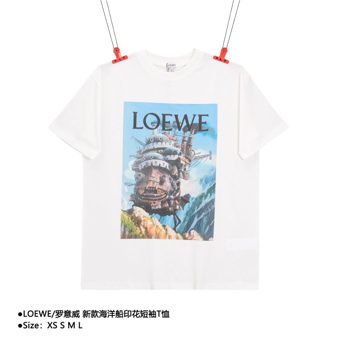 💰140
LOEWE/罗意威 新款海洋船印花短袖T恤
Size：XS S M L

数码印花、全套辅料配备。选用优质原料，精简加工过程可保护棉花纤维，减少毛羽掺杂到织物结构中，呈现最纯粹的面料。前幅图案由数码印花、数码直喷技术工艺方框整体采直喷工艺，细节通过不同色度的黑白结合而成。

款式编号：PP-5605605615