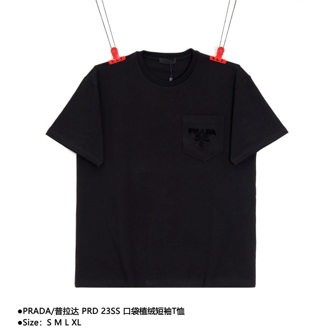 PRADA/普拉达 PRD 23SS 口袋植绒短袖T恤 面料采用16支260克精梳赛洛纺纱,无尘烧毛加食毛工艺,表面无毛刺,同缸染1*1拉架罗纹,保证同色不变形,成衣后加柔洗水克重达280克,手感柔顺,不变形不缩水 款式编号:A-56506056016