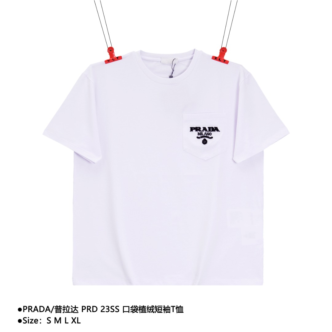 PRADA/普拉达 PRD 23SS 口袋植绒短袖T恤 面料采用16支260克精梳赛洛纺纱,无尘烧毛加食毛工艺,表面无毛刺,同缸染1*1拉架罗纹,保证同色不变形,成衣后加柔洗水克重达280克,手感柔顺,不变形不缩水 款式编号:A-56506056016