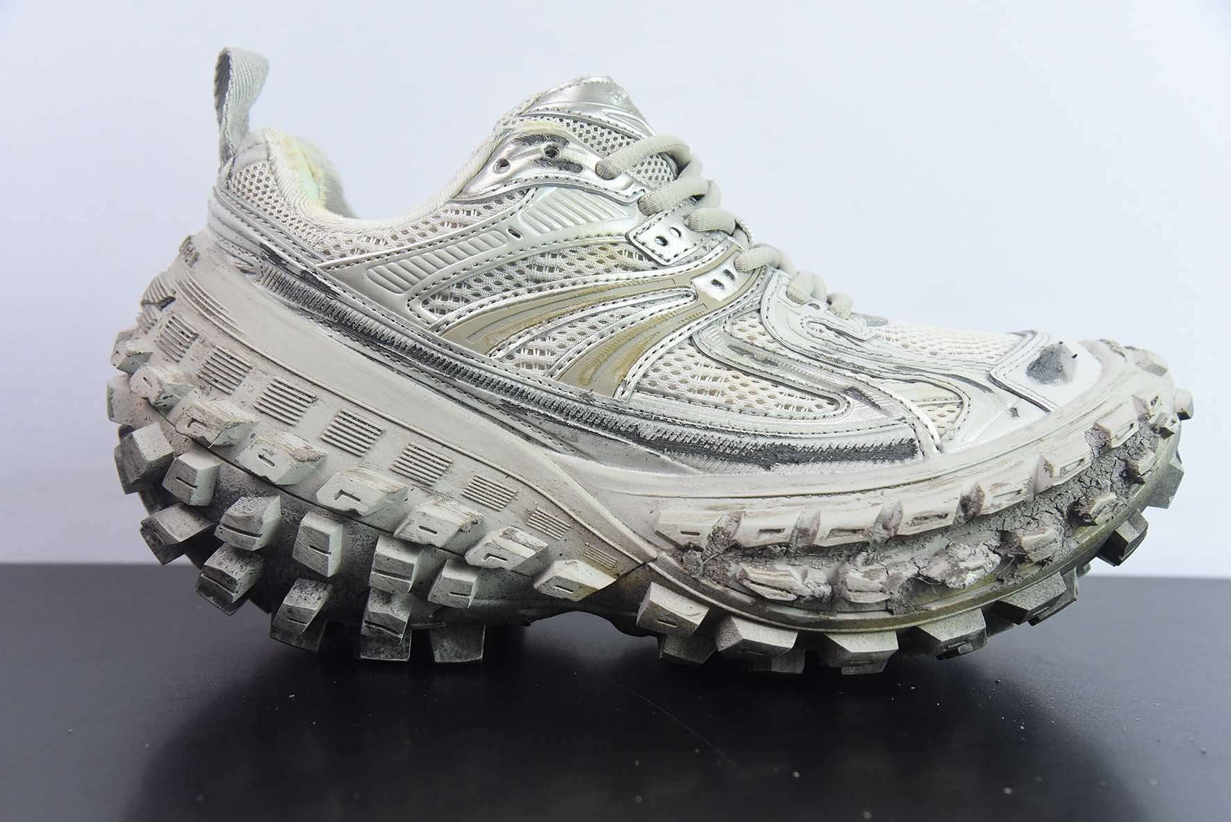 ZEI80857376 Zapatos con neumáticos Balenciaga Defender beige desgastados y desgastados Tamaño: 35-46 Versión muy desgas…