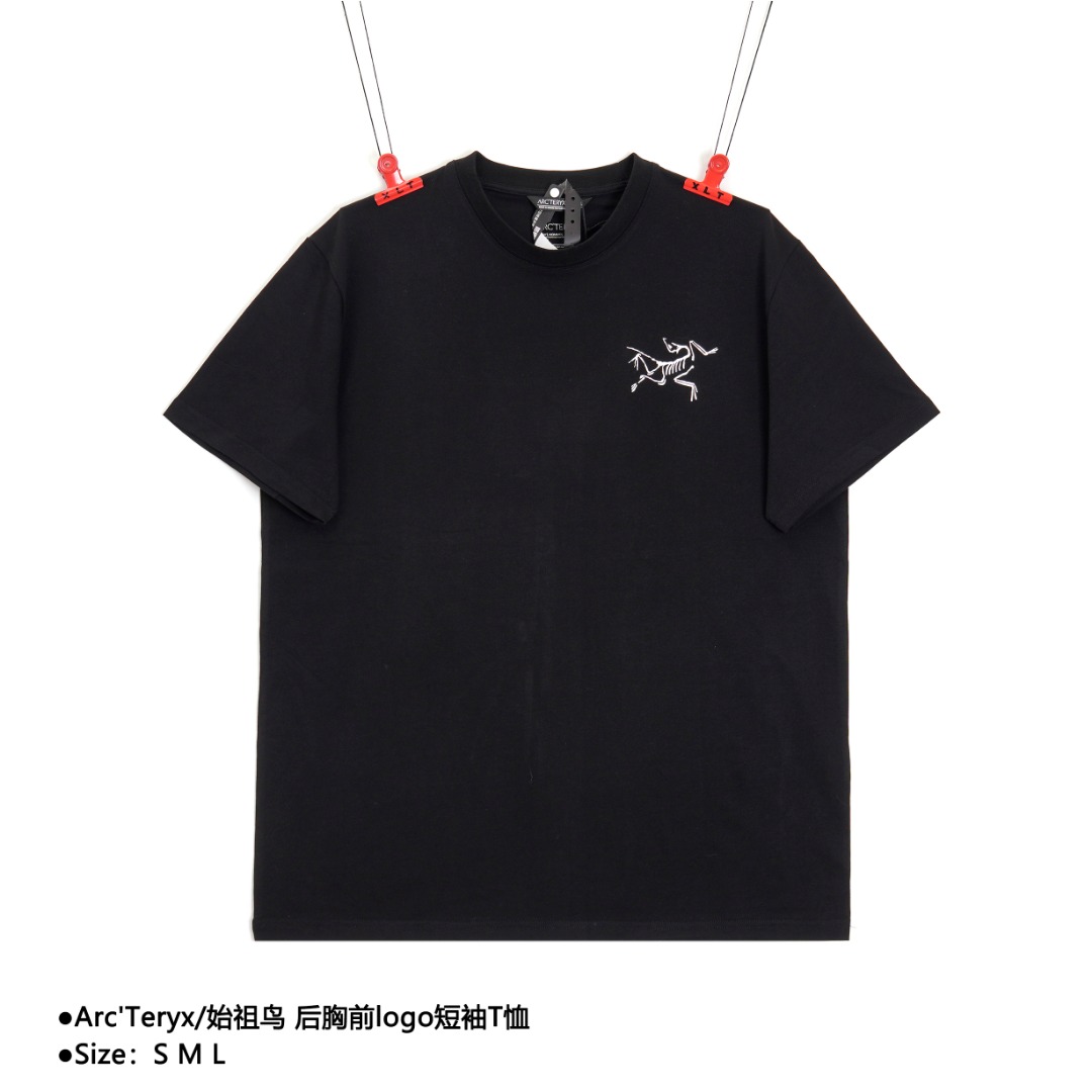 💰130
Arc'Teryx/始祖鸟 后胸前logo短袖T恤
Size：S M L

采用60支双股，240g全棉面料。上身透气，绝不起球，手感柔软舒适，全衣平车走线，立体剪裁。后幅大面积立体印花工艺，标识图案勾勒的栩栩如生。全套定制还原最真实的百分百质感，订制官网原版三标。

款式编号：CC-56056056014