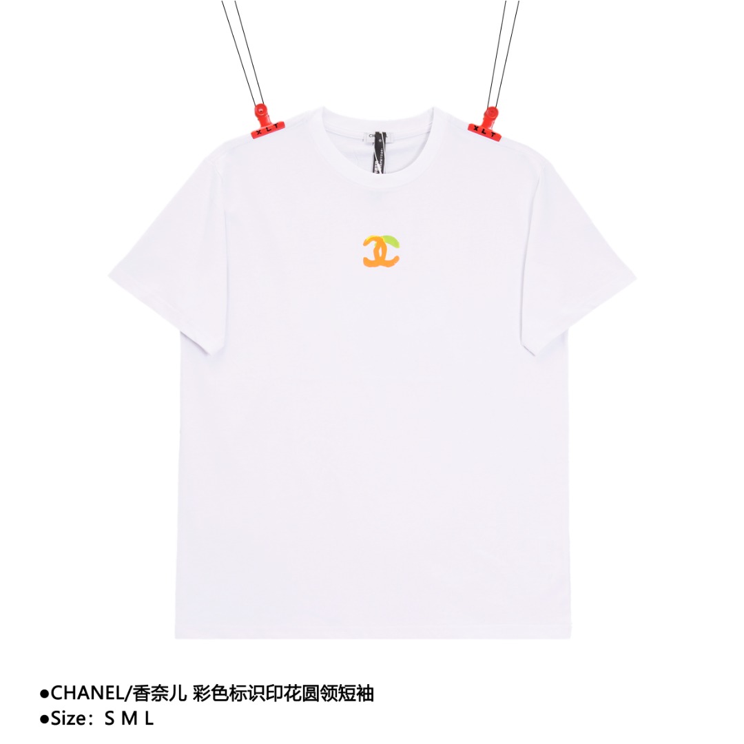 💰130
CHANEL/香奈儿 彩色标识印花圆领短袖
Size：S M L

夏日份的气质穿搭，正需要这样的T恤 小香lgoo标语系列，一如既往的简约高级 淡淡的卡其色，单穿气质出众，内搭也出彩 不会失去自我的光彩，也不会太抢镜~~客供柔软的针织棉面料制作 舒适透气的亲肤感是夏季的最爱 高克重高密度定织的纯棉布，上身挺括显型 小个子的身材也能撑起来，不会拉塌 宽松OS版型裁剪恰到好处，小廊形的设计更容易凹造型！品P标志性小香logo点缀胸前，无需刻意去解释 ，工整对称的美感 立体感强烈显型，饱满精致！

款式编号：CC-56056056014