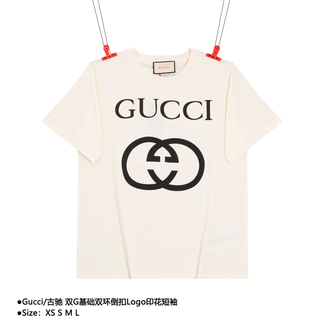 💰120
Gucci/古驰  双G基础双环倒扣Logo印花短袖
Size：XS S M L

面料采用32支双纱平纹无尘蚀毛针织棉，原版订制染色，采用环保活性染料恒温染，保证布头跟布尾颜色色光均保持一致，搭染21S精棉1*1无根罗纹，前幅台板丝网胶浆印花，1800目进口网纱制作网框，印花浆料细腻均匀，布料布纹较宽，印花总共刮浆5次，杜绝漏底，层次感足，印花采用精控热熔胶印而成，温度的变化直接影响胶印的光泽和弹性，精准的胶印体光滑细腻，有源芯片，RFID有源标签，工作频率为13.56MHz和856MHz至960MHz，全部一致，顶级代购版本，随意卖无惧品质压力。

款式编号：CC-56056056013