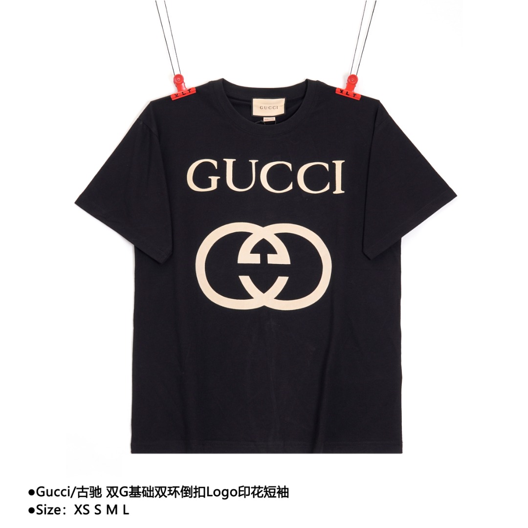 💰120
Gucci/古驰  双G基础双环倒扣Logo印花短袖
Size：XS S M L

面料采用32支双纱平纹无尘蚀毛针织棉，原版订制染色，采用环保活性染料恒温染，保证布头跟布尾颜色色光均保持一致，搭染21S精棉1*1无根罗纹，前幅台板丝网胶浆印花，1800目进口网纱制作网框，印花浆料细腻均匀，布料布纹较宽，印花总共刮浆5次，杜绝漏底，层次感足，印花采用精控热熔胶印而成，温度的变化直接影响胶印的光泽和弹性，精准的胶印体光滑细腻，有源芯片，RFID有源标签，工作频率为13.56MHz和856MHz至960MHz，全部一致，顶级代购版本，随意卖无惧品质压力。

款式编号：CC-56056056013