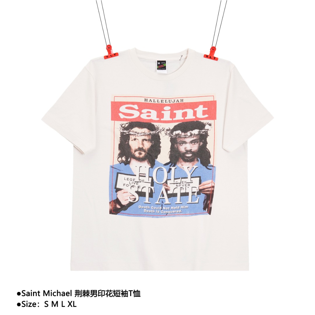 💰170
Saint Michael 荆棘男印花短袖T恤
Size: S M L XL

说起 Saint Michael 的幕后主脑，朋友们应该都不算陌生 —— READYMADE 主理人细川雄太，以及他的挚友洛杉矶平面艺术家 Cali Thornhill Dewitt。READYMADE 通过回收军布，重塑各大品牌的经典设计，其独特的想法和过硬品质赢得了世界的关注，而细川雄太在二手市场倒腾的过程中亦萌生了新的想法，重新做一个与 Vintage 相关的品牌，只贩售 Vintage 类的单品，他把这个念头告诉了 Cali，两人一拍即合。今天带来了这款Saint michael x denim tears联名短袖！denim tears由艺术家Tremaine Emory创立。由于本身就是黑人艺术家的原因，DENIM TEARS品牌在承载黑人街头文化之余还多了对生命、政治、文化、社会的表达。此款短袖的印花图案可谓十分有趣，Cali与TremaineEmory分别以黑白耶稣的形象，用入狱照的形式同框合影！ 并冠以HOLY STATE(神圣时刻）的标语！而DENIM TEARS的品牌LOGO（棉花）也巧妙的融合在TremaineEmory头戴的荆棘冠中！采用定织筒织16支气流纺，圆筒面料可以说是复古T的首选面料！成衣再进行旧洗处理，印花图案斑驳，但又不会在洗涤过程中掉落。使得整件T呈现出穿着3年以上的水洗效果！

款式编号:A-5045120018
