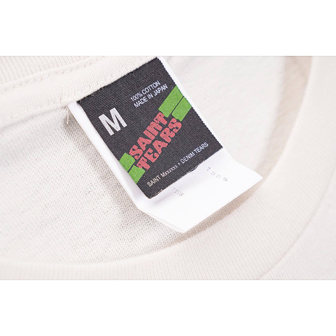 💰170
Saint Michael 荆棘男印花短袖T恤
Size: S M L XL

说起 Saint Michael 的幕后主脑，朋友们应该都不算陌生 —— READYMADE 主理人细川雄太，以及他的挚友洛杉矶平面艺术家 Cali Thornhill Dewitt。READYMADE 通过回收军布，重塑各大品牌的经典设计，其独特的想法和过硬品质赢得了世界的关注，而细川雄太在二手市场倒腾的过程中亦萌生了新的想法，重新做一个与 Vintage 相关的品牌，只贩售 Vintage 类的单品，他把这个念头告诉了 Cali，两人一拍即合。今天带来了这款Saint michael x denim tears联名短袖！denim tears由艺术家Tremaine Emory创立。由于本身就是黑人艺术家的原因，DENIM TEARS品牌在承载黑人街头文化之余还多了对生命、政治、文化、社会的表达。此款短袖的印花图案可谓十分有趣，Cali与TremaineEmory分别以黑白耶稣的形象，用入狱照的形式同框合影！ 并冠以HOLY STATE(神圣时刻）的标语！而DENIM TEARS的品牌LOGO（棉花）也巧妙的融合在TremaineEmory头戴的荆棘冠中！采用定织筒织16支气流纺，圆筒面料可以说是复古T的首选面料！成衣再进行旧洗处理，印花图案斑驳，但又不会在洗涤过程中掉落。使得整件T呈现出穿着3年以上的水洗效果！

款式编号:A-5045120018