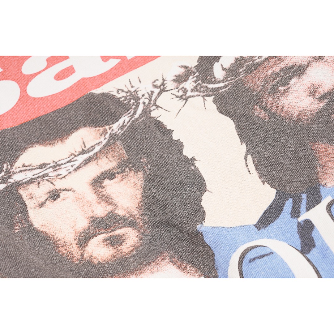 💰170
Saint Michael 荆棘男印花短袖T恤
Size: S M L XL

说起 Saint Michael 的幕后主脑，朋友们应该都不算陌生 —— READYMADE 主理人细川雄太，以及他的挚友洛杉矶平面艺术家 Cali Thornhill Dewitt。READYMADE 通过回收军布，重塑各大品牌的经典设计，其独特的想法和过硬品质赢得了世界的关注，而细川雄太在二手市场倒腾的过程中亦萌生了新的想法，重新做一个与 Vintage 相关的品牌，只贩售 Vintage 类的单品，他把这个念头告诉了 Cali，两人一拍即合。今天带来了这款Saint michael x denim tears联名短袖！denim tears由艺术家Tremaine Emory创立。由于本身就是黑人艺术家的原因，DENIM TEARS品牌在承载黑人街头文化之余还多了对生命、政治、文化、社会的表达。此款短袖的印花图案可谓十分有趣，Cali与TremaineEmory分别以黑白耶稣的形象，用入狱照的形式同框合影！ 并冠以HOLY STATE(神圣时刻）的标语！而DENIM TEARS的品牌LOGO（棉花）也巧妙的融合在TremaineEmory头戴的荆棘冠中！采用定织筒织16支气流纺，圆筒面料可以说是复古T的首选面料！成衣再进行旧洗处理，印花图案斑驳，但又不会在洗涤过程中掉落。使得整件T呈现出穿着3年以上的水洗效果！

款式编号:A-5045120018