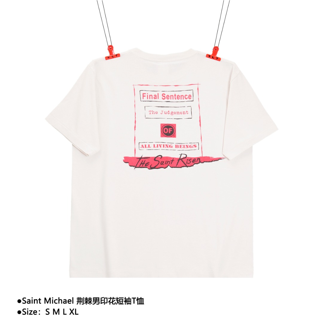 💰170
Saint Michael 荆棘男印花短袖T恤
Size: S M L XL

说起 Saint Michael 的幕后主脑，朋友们应该都不算陌生 —— READYMADE 主理人细川雄太，以及他的挚友洛杉矶平面艺术家 Cali Thornhill Dewitt。READYMADE 通过回收军布，重塑各大品牌的经典设计，其独特的想法和过硬品质赢得了世界的关注，而细川雄太在二手市场倒腾的过程中亦萌生了新的想法，重新做一个与 Vintage 相关的品牌，只贩售 Vintage 类的单品，他把这个念头告诉了 Cali，两人一拍即合。今天带来了这款Saint michael x denim tears联名短袖！denim tears由艺术家Tremaine Emory创立。由于本身就是黑人艺术家的原因，DENIM TEARS品牌在承载黑人街头文化之余还多了对生命、政治、文化、社会的表达。此款短袖的印花图案可谓十分有趣，Cali与TremaineEmory分别以黑白耶稣的形象，用入狱照的形式同框合影！ 并冠以HOLY STATE(神圣时刻）的标语！而DENIM TEARS的品牌LOGO（棉花）也巧妙的融合在TremaineEmory头戴的荆棘冠中！采用定织筒织16支气流纺，圆筒面料可以说是复古T的首选面料！成衣再进行旧洗处理，印花图案斑驳，但又不会在洗涤过程中掉落。使得整件T呈现出穿着3年以上的水洗效果！

款式编号:A-5045120018