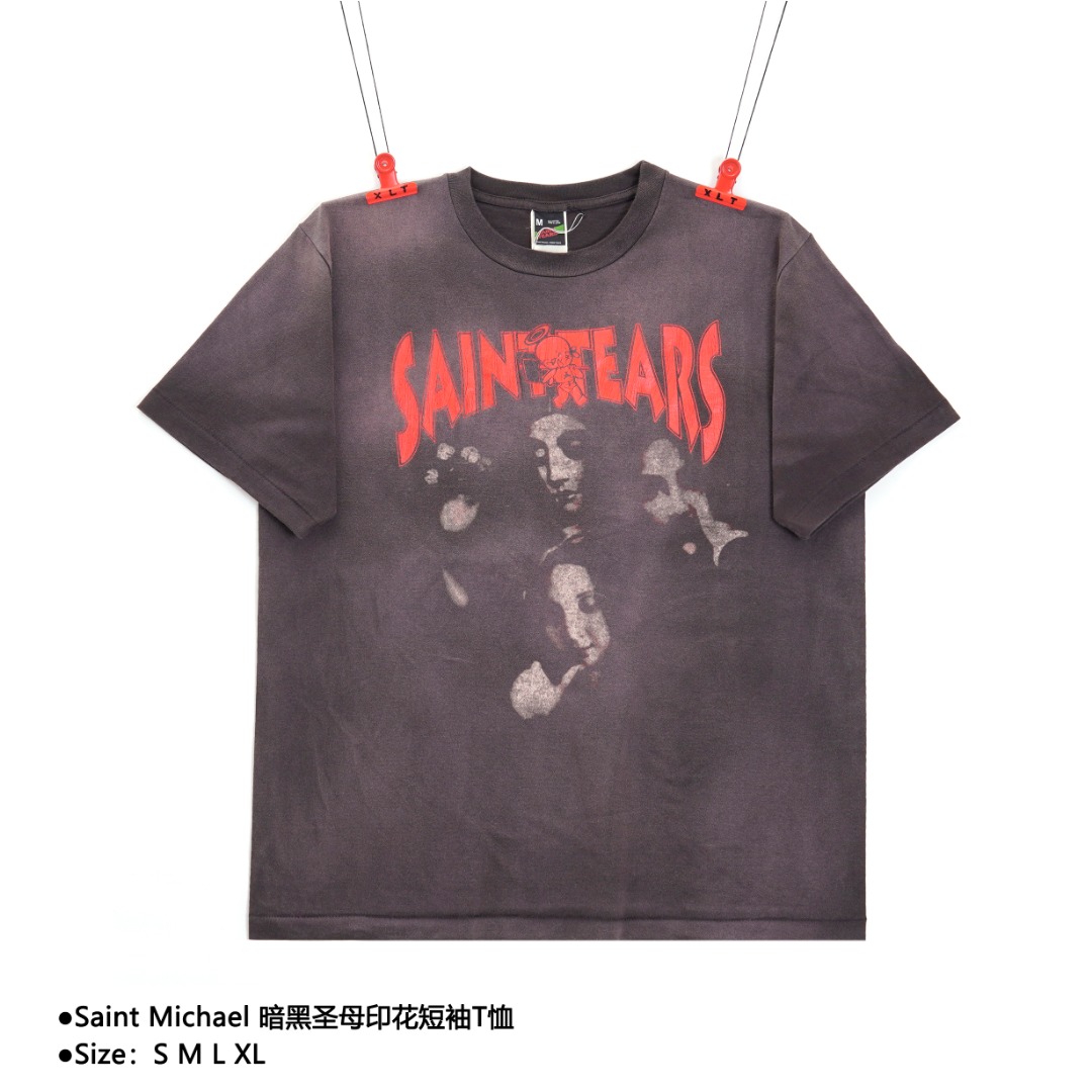 💰170
Saint Michael 暗黑圣母印花短袖T恤
Size：S M L XL

说起 Saint Michael 的幕后主脑，朋友们应该都不算陌生 —— READYMADE 主理人细川雄太，以及他的挚友洛杉矶平面艺术家 Cali Thornhill Dewitt。READYMADE 通过回收军布，重塑各大品牌的经典设计，其独特的想法和过硬品质赢得了世界的关注，而细川雄太在二手市场倒腾的过程中亦萌生了新的想法，重新做一个与 Vintage 相关的品牌，只贩售 Vintage 类的单品，他把这个念头告诉了 Cali，两人一拍即合。Saint Michael在最新的一季作品中依旧延续了浓厚的宗教色彩，这种风格的延续也慢慢的变成了这个品牌的标志性特色，今天这款短袖T恤是SAINT MICHAEL 与 Denim Tears 全新的联名单品，再次呈现了以 vintage 为灵感的高质单品。面料采用定织筒织16支气流纺，全身独特的龟裂印花做旧工艺让这件短袖看上去有着强烈的年代感，胸前各种圣母若隐若现的面容，后背则是一个拿着锤子和钉子扎心的小天使，极其有趣！再来细细品味下这款短袖T恤的其他细节之处：整件衣服经过涂料染后再加上喷砂做旧工艺，复古感十足！双针链条通肩包条以及下摆的古法天地针把一件复古T的细节拉满！只要你喜欢这种复古感觉这款T绝对是你不容错过的一款潮流单品！

款式编号：A-5605605618