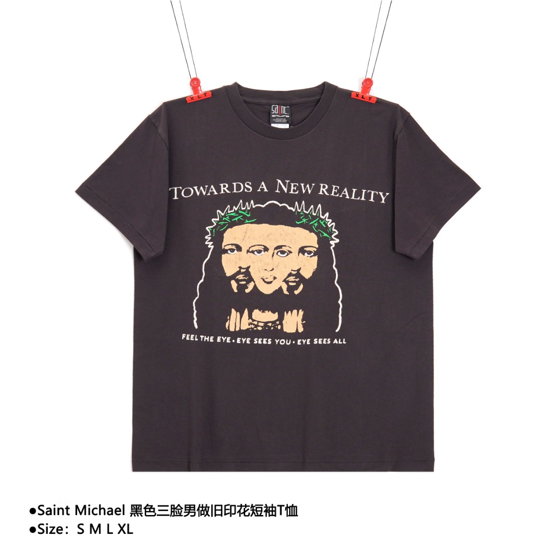 💰170
Saint Michael 黑色三脸男做旧印花短袖T恤
Size：S M L XL

说起 Saint Michael 的幕后主脑，朋友们应该都不算陌生 —— READYMADE 主理人细川雄太，以及他的挚友洛杉矶平面艺术家 Cali Thornhill Dewitt。READYMADE 通过回收军布，重塑各大品牌的经典设计，其独特的想法和过硬品质赢得了世界的关注，而细川雄太在二手市场倒腾的过程中亦萌生了新的想法，重新做一个与 Vintage 相关的品牌，只贩售 Vintage 类的单品，他把这个念头告诉了 Cali，两人一拍即合。Saint Michael在最新的一季作品中依旧延续了浓厚的宗教色彩，这种风格的延续也慢慢的变成了这个品牌的标志性特色，今天这款短袖T恤也依旧如此！面料采用定织筒织16支气流纺，全身独特的龟裂印花做旧工艺让这件短袖看上去有着强烈的年代感，胸口的十字耶稣受难在Saint Michael的作品中也是常客，后背那句硕大的英文标语do not make your time on earth into a cheap joke警示着人们不要把你在地球上的时间变成一个低级的玩笑颇有深度！再来细细品味下这款短袖T恤的其他细节之处：整件衣服经过涂料染后再加上喷砂做旧工艺，复古感十足！双针链条通肩包条以及下摆的古法天地针把一件复古T的细节拉满！只要你喜欢这种复古感觉这款T绝对是你不容错过的一款潮流单品！

款式编号：A-56056056018