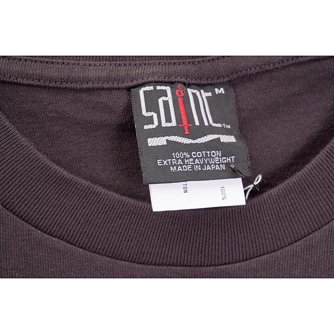 💰170
Saint Michael 黑色三脸男做旧印花短袖T恤
Size：S M L XL

说起 Saint Michael 的幕后主脑，朋友们应该都不算陌生 —— READYMADE 主理人细川雄太，以及他的挚友洛杉矶平面艺术家 Cali Thornhill Dewitt。READYMADE 通过回收军布，重塑各大品牌的经典设计，其独特的想法和过硬品质赢得了世界的关注，而细川雄太在二手市场倒腾的过程中亦萌生了新的想法，重新做一个与 Vintage 相关的品牌，只贩售 Vintage 类的单品，他把这个念头告诉了 Cali，两人一拍即合。Saint Michael在最新的一季作品中依旧延续了浓厚的宗教色彩，这种风格的延续也慢慢的变成了这个品牌的标志性特色，今天这款短袖T恤也依旧如此！面料采用定织筒织16支气流纺，全身独特的龟裂印花做旧工艺让这件短袖看上去有着强烈的年代感，胸口的十字耶稣受难在Saint Michael的作品中也是常客，后背那句硕大的英文标语do not make your time on earth into a cheap joke警示着人们不要把你在地球上的时间变成一个低级的玩笑颇有深度！再来细细品味下这款短袖T恤的其他细节之处：整件衣服经过涂料染后再加上喷砂做旧工艺，复古感十足！双针链条通肩包条以及下摆的古法天地针把一件复古T的细节拉满！只要你喜欢这种复古感觉这款T绝对是你不容错过的一款潮流单品！

款式编号：A-56056056018