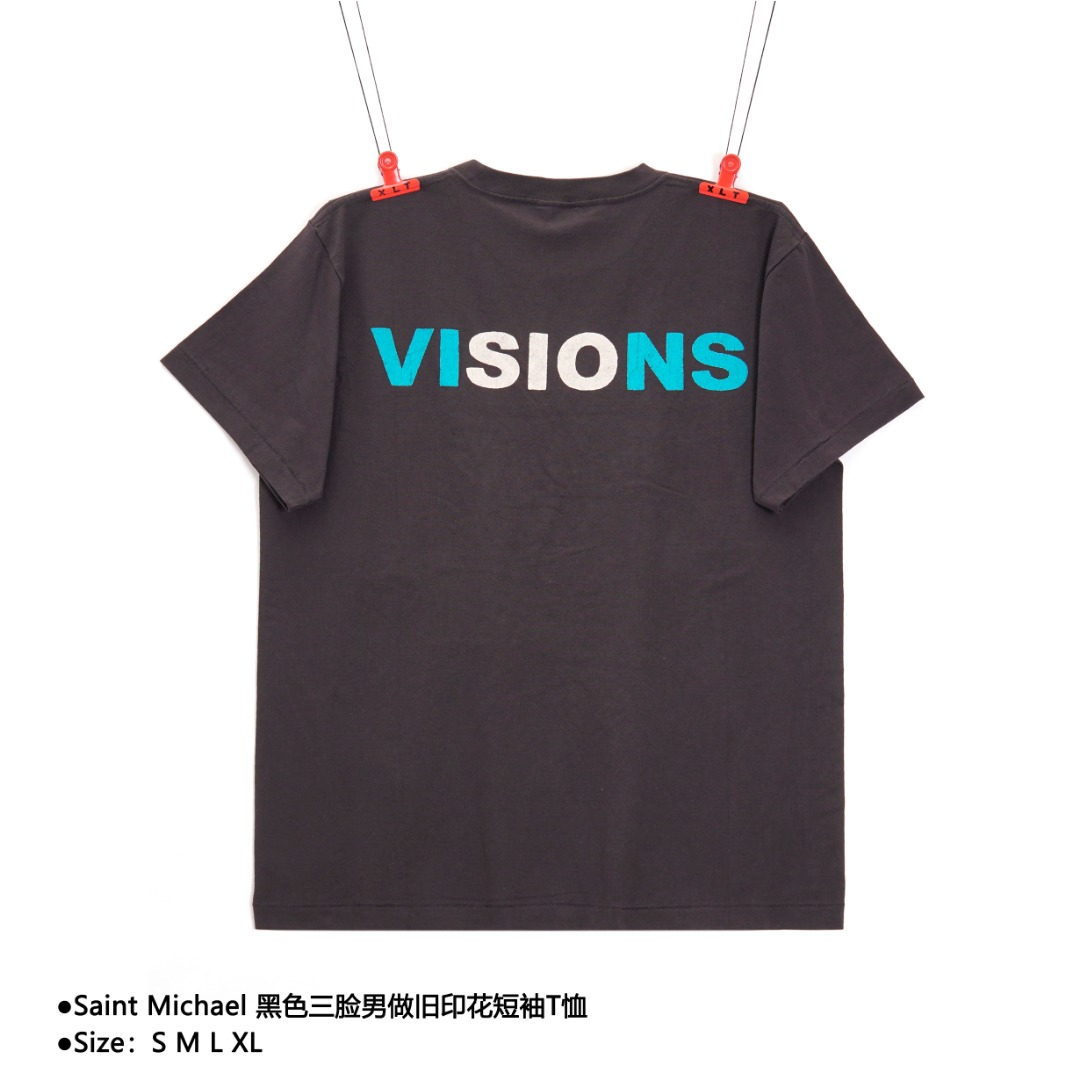 💰170
Saint Michael 黑色三脸男做旧印花短袖T恤
Size：S M L XL

说起 Saint Michael 的幕后主脑，朋友们应该都不算陌生 —— READYMADE 主理人细川雄太，以及他的挚友洛杉矶平面艺术家 Cali Thornhill Dewitt。READYMADE 通过回收军布，重塑各大品牌的经典设计，其独特的想法和过硬品质赢得了世界的关注，而细川雄太在二手市场倒腾的过程中亦萌生了新的想法，重新做一个与 Vintage 相关的品牌，只贩售 Vintage 类的单品，他把这个念头告诉了 Cali，两人一拍即合。Saint Michael在最新的一季作品中依旧延续了浓厚的宗教色彩，这种风格的延续也慢慢的变成了这个品牌的标志性特色，今天这款短袖T恤也依旧如此！面料采用定织筒织16支气流纺，全身独特的龟裂印花做旧工艺让这件短袖看上去有着强烈的年代感，胸口的十字耶稣受难在Saint Michael的作品中也是常客，后背那句硕大的英文标语do not make your time on earth into a cheap joke警示着人们不要把你在地球上的时间变成一个低级的玩笑颇有深度！再来细细品味下这款短袖T恤的其他细节之处：整件衣服经过涂料染后再加上喷砂做旧工艺，复古感十足！双针链条通肩包条以及下摆的古法天地针把一件复古T的细节拉满！只要你喜欢这种复古感觉这款T绝对是你不容错过的一款潮流单品！

款式编号：A-56056056018
