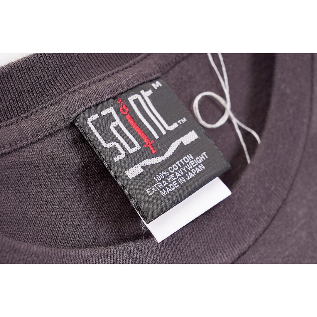 💰170
Saint Michael 大十字架耶稣印花短袖T恤
Size：S M L XL

说起 Saint Michael 的幕后主脑，朋友们应该都不算陌生 —— READYMADE 主理人细川雄太，以及他的挚友洛杉矶平面艺术家 Cali Thornhill Dewitt。READYMADE 通过回收军布，重塑各大品牌的经典设计，其独特的想法和过硬品质赢得了世界的关注，而细川雄太在二手市场倒腾的过程中亦萌生了新的想法，重新做一个与 Vintage 相关的品牌，只贩售 Vintage 类的单品，他把这个念头告诉了 Cali，两人一拍即合。Saint Michael在最新的一季作品中依旧延续了浓厚的宗教色彩，这种风格的延续也慢慢的变成了这个品牌的标志性特色，今天这款短袖T恤也依旧如此！面料采用定织筒织16支气流纺，全身独特的龟裂印花做旧工艺让这件短袖看上去有着强烈的年代感，胸口的十字耶稣受难在Saint Michael的作品中也是常客，后背那句硕大的英文标语do not make your time on earth into a cheap joke警示着人们不要把你在地球上的时间变成一个低级的玩笑颇有深度！再来细细品味下这款短袖T恤的其他细节之处：整件衣服经过涂料染后再加上喷砂做旧工艺，复古感十足！双针链条通肩包条以及下摆的古法天地针把一件复古T的细节拉满！只要你喜欢这种复古感觉这款T绝对是你不容错过的一款潮流单品！

款式编号：A-56506056018