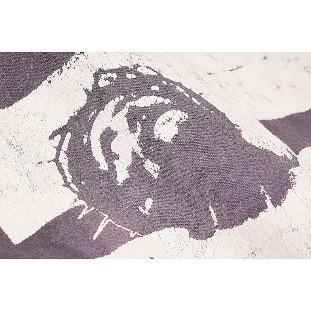 💰170
Saint Michael 大十字架耶稣印花短袖T恤
Size：S M L XL

说起 Saint Michael 的幕后主脑，朋友们应该都不算陌生 —— READYMADE 主理人细川雄太，以及他的挚友洛杉矶平面艺术家 Cali Thornhill Dewitt。READYMADE 通过回收军布，重塑各大品牌的经典设计，其独特的想法和过硬品质赢得了世界的关注，而细川雄太在二手市场倒腾的过程中亦萌生了新的想法，重新做一个与 Vintage 相关的品牌，只贩售 Vintage 类的单品，他把这个念头告诉了 Cali，两人一拍即合。Saint Michael在最新的一季作品中依旧延续了浓厚的宗教色彩，这种风格的延续也慢慢的变成了这个品牌的标志性特色，今天这款短袖T恤也依旧如此！面料采用定织筒织16支气流纺，全身独特的龟裂印花做旧工艺让这件短袖看上去有着强烈的年代感，胸口的十字耶稣受难在Saint Michael的作品中也是常客，后背那句硕大的英文标语do not make your time on earth into a cheap joke警示着人们不要把你在地球上的时间变成一个低级的玩笑颇有深度！再来细细品味下这款短袖T恤的其他细节之处：整件衣服经过涂料染后再加上喷砂做旧工艺，复古感十足！双针链条通肩包条以及下摆的古法天地针把一件复古T的细节拉满！只要你喜欢这种复古感觉这款T绝对是你不容错过的一款潮流单品！

款式编号：A-56506056018