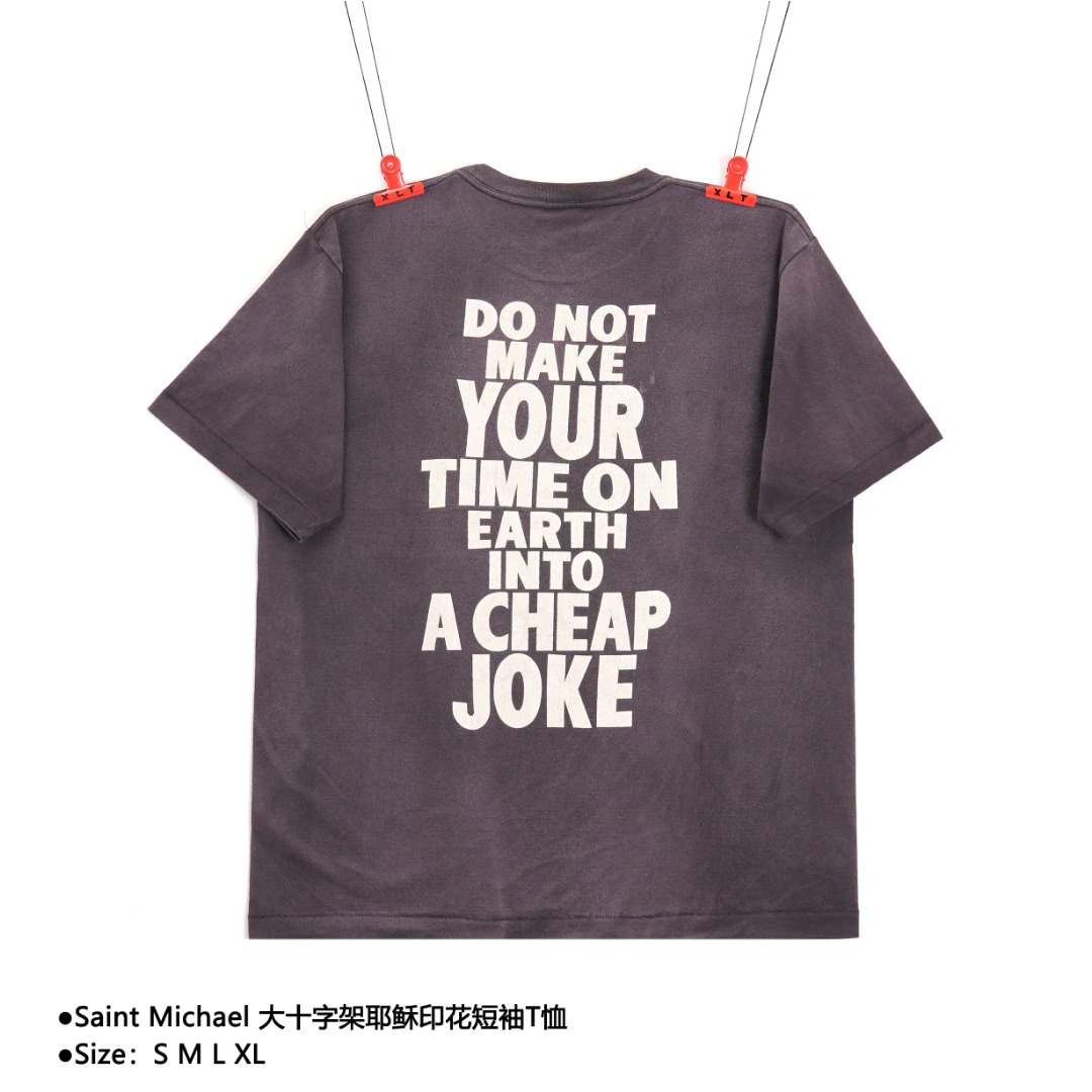💰170
Saint Michael 大十字架耶稣印花短袖T恤
Size：S M L XL

说起 Saint Michael 的幕后主脑，朋友们应该都不算陌生 —— READYMADE 主理人细川雄太，以及他的挚友洛杉矶平面艺术家 Cali Thornhill Dewitt。READYMADE 通过回收军布，重塑各大品牌的经典设计，其独特的想法和过硬品质赢得了世界的关注，而细川雄太在二手市场倒腾的过程中亦萌生了新的想法，重新做一个与 Vintage 相关的品牌，只贩售 Vintage 类的单品，他把这个念头告诉了 Cali，两人一拍即合。Saint Michael在最新的一季作品中依旧延续了浓厚的宗教色彩，这种风格的延续也慢慢的变成了这个品牌的标志性特色，今天这款短袖T恤也依旧如此！面料采用定织筒织16支气流纺，全身独特的龟裂印花做旧工艺让这件短袖看上去有着强烈的年代感，胸口的十字耶稣受难在Saint Michael的作品中也是常客，后背那句硕大的英文标语do not make your time on earth into a cheap joke警示着人们不要把你在地球上的时间变成一个低级的玩笑颇有深度！再来细细品味下这款短袖T恤的其他细节之处：整件衣服经过涂料染后再加上喷砂做旧工艺，复古感十足！双针链条通肩包条以及下摆的古法天地针把一件复古T的细节拉满！只要你喜欢这种复古感觉这款T绝对是你不容错过的一款潮流单品！

款式编号：A-56506056018