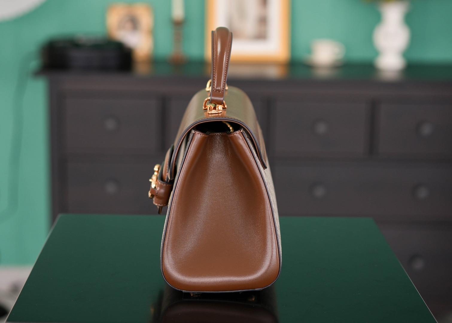 正品级GGHorsebit1955系列中号手袋棕色29cm正品售价134,500系列的浓郁复古气息继续采
