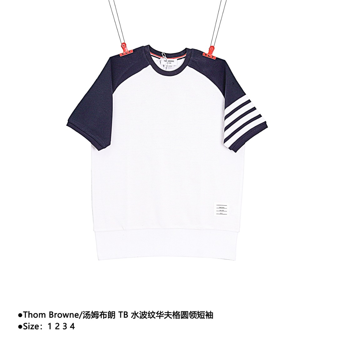 💰170
Thom Browne/汤姆布朗 TB 水波纹华夫格圆领短袖
Size:1 2 3 4
定织纺染采用420克(洗后455克)全棉华夫格材质,手臂4bar循环面料纯手工拼接,定制红白蓝织带2.5cm,定制150克单面平纹帽里布袋布,定织全棉螺纹包含(帽口、袖口、下巴、袋唇)。定制四方尺码标,大厂出品非常考验做工,上身舒爽透气,舒适自然,细节质感非常好,重磅单品,代购首选版本!
款式编号:CC-56056056018