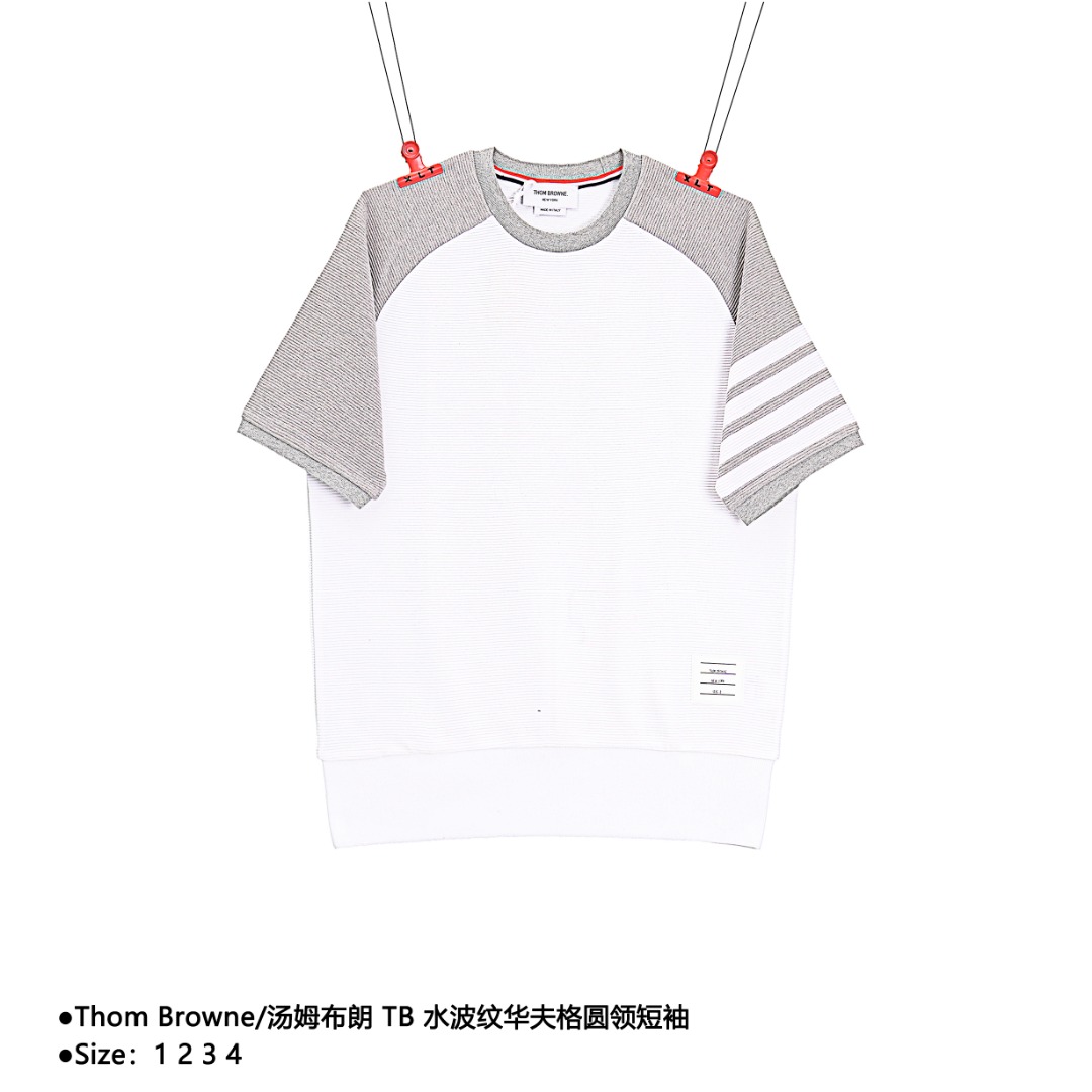 💰170
Thom Browne/汤姆布朗 TB 水波纹华夫格圆领短袖
Size:1 2 3 4
定织纺染采用420克(洗后455克)全棉华夫格材质,手臂4bar循环面料纯手工拼接,定制红白蓝织带2.5cm,定制150克单面平纹帽里布袋布,定织全棉螺纹包含(帽口、袖口、下巴、袋唇)。定制四方尺码标,大厂出品非常考验做工,上身舒爽透气,舒适自然,细节质感非常好,重磅单品,代购首选版本!
款式编号:CC-56056056018