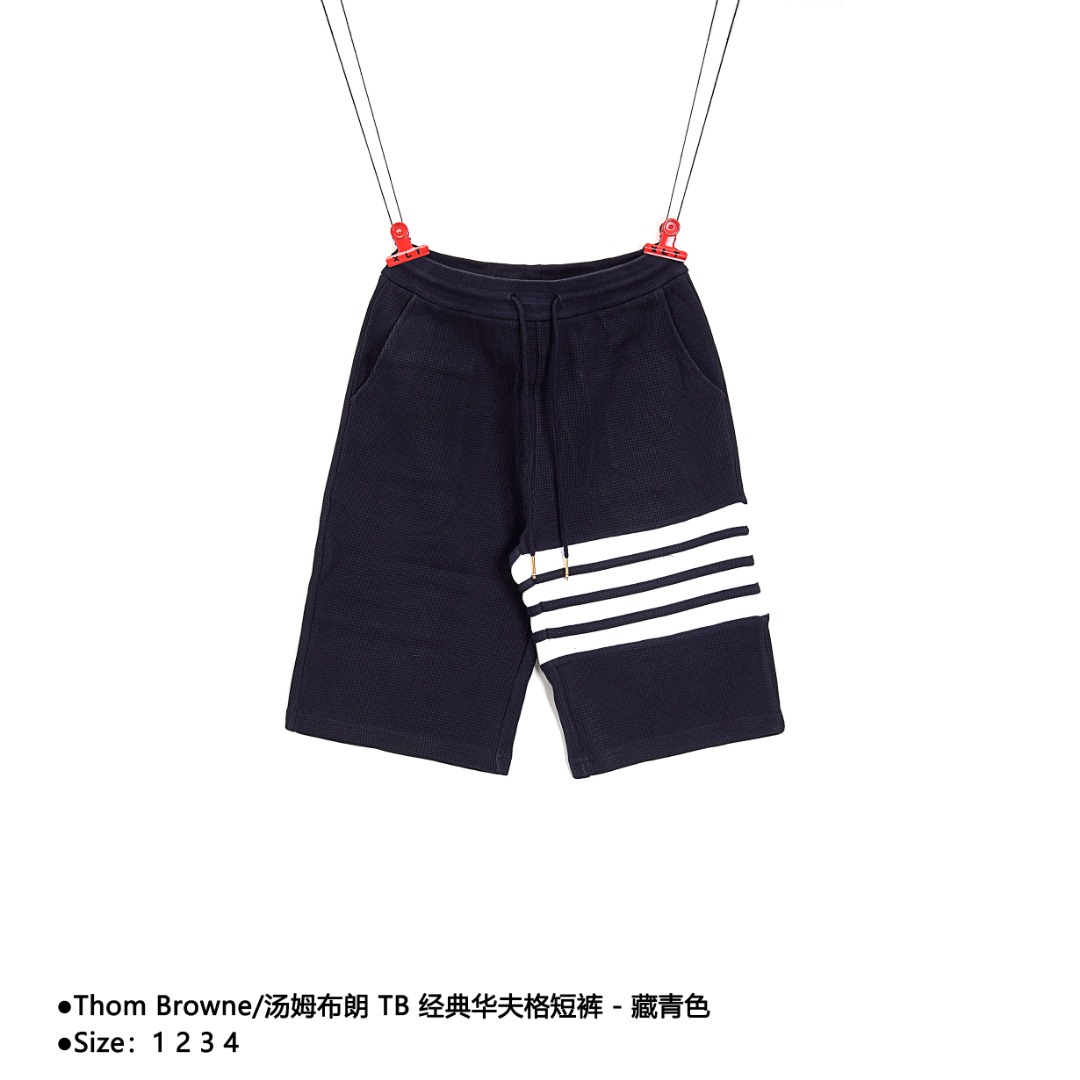 💰170
ThomBrowne/汤姆布朗 TB 经典华夫格短裤
Size：1 2 3 4

定织定染成衣华夫格面料打造而成，采用罗纹圆机十字罗纹织法，32支3股纱并入针孔，超重工的紧密针织工艺，使面料表面呈现出细腻的肌理感，手感柔和厚实挺滑，有一定的自重感，同时也拥有着良好的透气性，贴身穿着极为舒适亲肤，材料为精梳，棉纱采用TB御用面料供应商，华孚色纺的色纱，保证面料的稳定和舒适的情况下，颜色在阳光照射下不会有黄变现象！重磅单品，代购版本。

款式编号：CC-56056056018