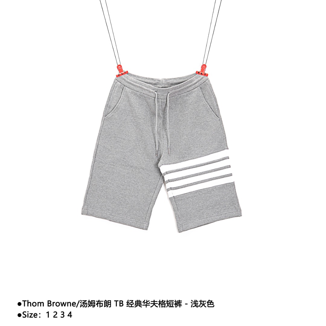 💰170
ThomBrowne/汤姆布朗 TB 经典华夫格短裤
Size：1 2 3 4

定织定染成衣华夫格面料打造而成，采用罗纹圆机十字罗纹织法，32支3股纱并入针孔，超重工的紧密针织工艺，使面料表面呈现出细腻的肌理感，手感柔和厚实挺滑，有一定的自重感，同时也拥有着良好的透气性，贴身穿着极为舒适亲肤，材料为精梳，棉纱采用TB御用面料供应商，华孚色纺的色纱，保证面料的稳定和舒适的情况下，颜色在阳光照射下不会有黄变现象！重磅单品，代购版本。

款式编号：CC-56056056018