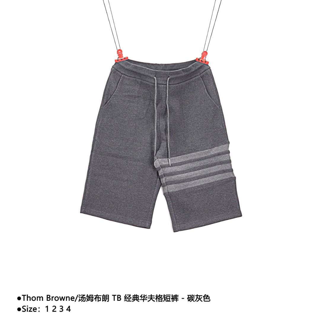 💰170
ThomBrowne/汤姆布朗 TB 经典华夫格短裤
Size：1 2 3 4

定织定染成衣华夫格面料打造而成，采用罗纹圆机十字罗纹织法，32支3股纱并入针孔，超重工的紧密针织工艺，使面料表面呈现出细腻的肌理感，手感柔和厚实挺滑，有一定的自重感，同时也拥有着良好的透气性，贴身穿着极为舒适亲肤，材料为精梳，棉纱采用TB御用面料供应商，华孚色纺的色纱，保证面料的稳定和舒适的情况下，颜色在阳光照射下不会有黄变现象！重磅单品，代购版本。

款式编号：CC-56056056018