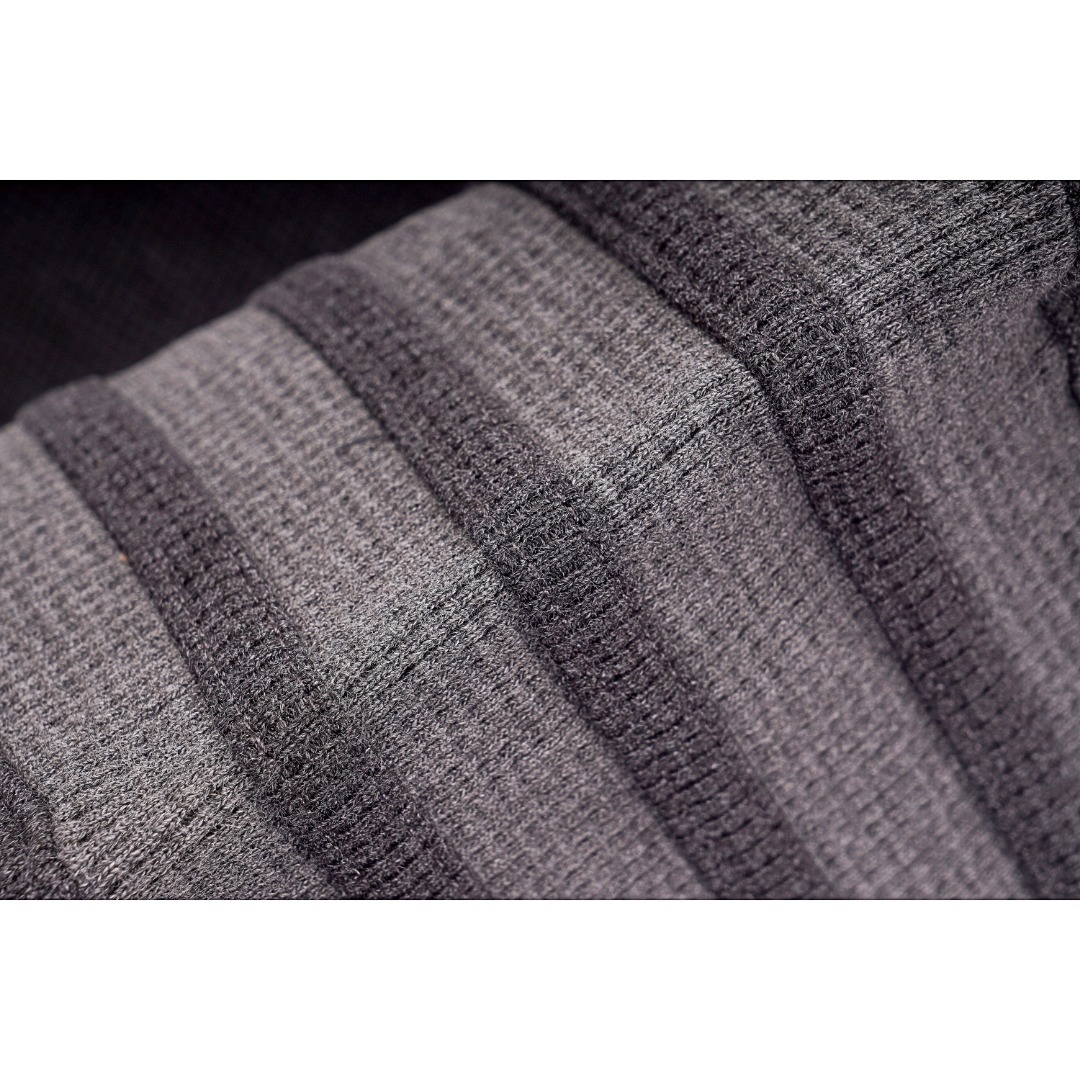 ThomBrowne/汤姆布朗 TB 经典华夫格短裤 Size:1 2 3 4 定织定染成衣华夫格面料打造而成,采用罗纹圆机十字罗纹织法,32支3股纱并入针孔,超重工的紧密针织工艺,使面料表面呈现出细腻的肌理感,手感柔和厚实挺滑,有一定的自重感,同时也拥有着良好的透气性,贴身穿着极为舒适亲肤,材料为精梳,棉纱采用TB御用面料供应商,华孚色纺的色纱,保证面料的稳定和舒适的情况下,颜色在阳光照射下不会有黄变现象!重磅单品,代购版本. 款式编号:CC-56056056018