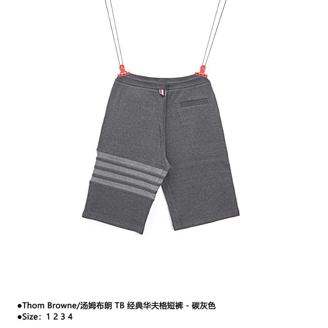 ThomBrowne/汤姆布朗 TB 经典华夫格短裤 Size:1 2 3 4 定织定染成衣华夫格面料打造而成,采用罗纹圆机十字罗纹织法,32支3股纱并入针孔,超重工的紧密针织工艺,使面料表面呈现出细腻的肌理感,手感柔和厚实挺滑,有一定的自重感,同时也拥有着良好的透气性,贴身穿着极为舒适亲肤,材料为精梳,棉纱采用TB御用面料供应商,华孚色纺的色纱,保证面料的稳定和舒适的情况下,颜色在阳光照射下不会有黄变现象!重磅单品,代购版本. 款式编号:CC-56056056018