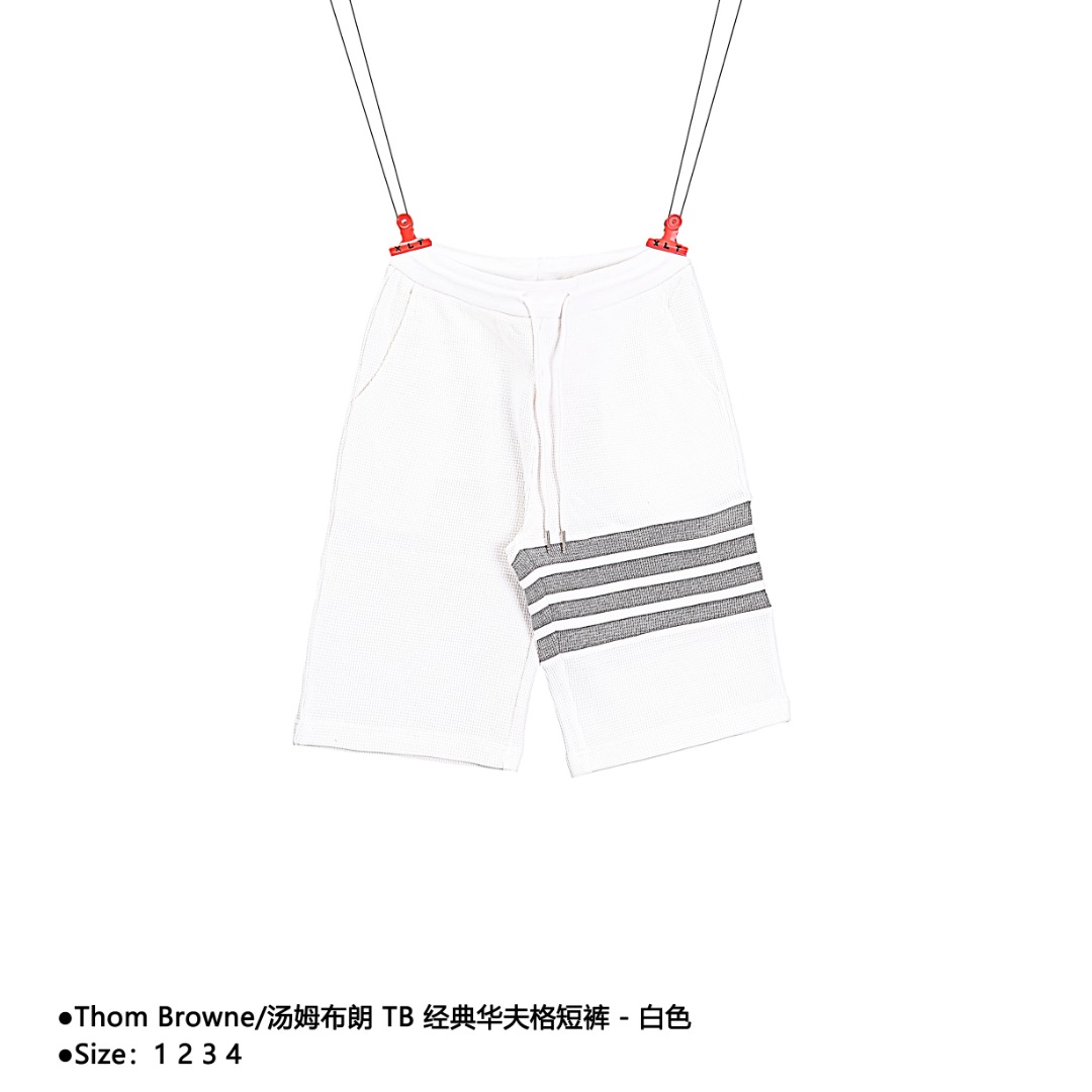 💰170
ThomBrowne/汤姆布朗 TB 经典华夫格短裤
Size：1 2 3 4

定织定染成衣华夫格面料打造而成，采用罗纹圆机十字罗纹织法，32支3股纱并入针孔，超重工的紧密针织工艺，使面料表面呈现出细腻的肌理感，手感柔和厚实挺滑，有一定的自重感，同时也拥有着良好的透气性，贴身穿着极为舒适亲肤，材料为精梳，棉纱采用TB御用面料供应商，华孚色纺的色纱，保证面料的稳定和舒适的情况下，颜色在阳光照射下不会有黄变现象！重磅单品，代购版本。

款式编号：CC-56056056018