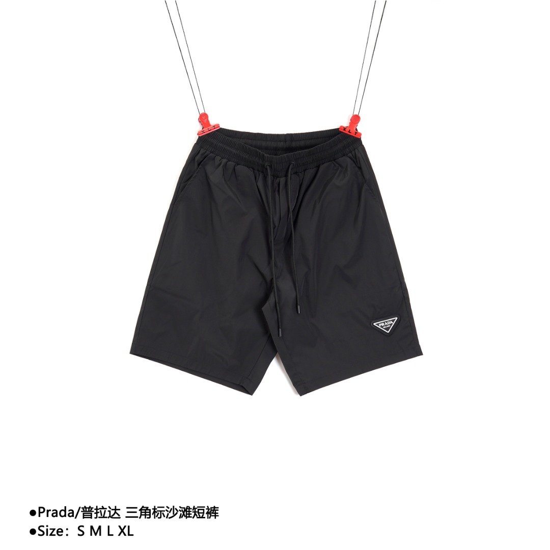 Prada/普拉达 三角标沙滩短裤 夏季渠道限定沙滩短裤,三角标标作为整条裤子的点睛之笔,更具个性高级,宽松的阔腿裤版型,上身秒变大长腿,手感柔软细腻,上身很舒适,出门不纠结,好搭配.潮流男女最爱的版型 上身轻松拿捏住各种造型. 款式编号:CC-56056056016