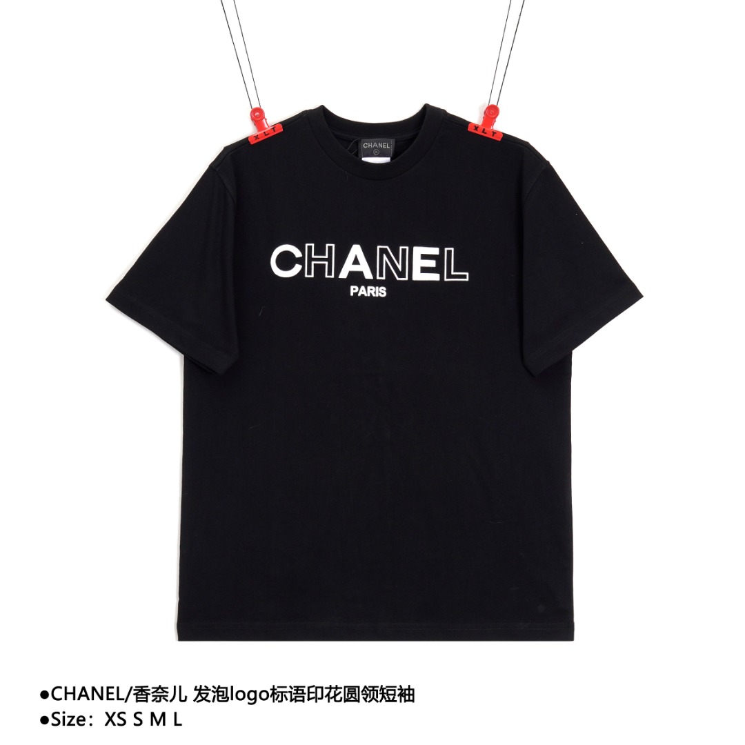💰130
CHANEL/香奈儿 发泡logo标语印花圆领短袖
Size：XS S M L

夏日份的气质穿搭，正需要这样的T恤 小香lgoo标语系列，一如既往的简约高级 淡淡的卡其色，单穿气质出众，内搭也出彩 不会失去自我的光彩，也不会太抢镜~~客供柔软的针织棉面料制作 舒适透气的亲肤感是秋季的最爱 高克重高密度定织的纯棉布，上身挺括显型 小个子的身材也能撑起来，不会拉塌 宽松OS版型裁剪恰到好处，小廊形的设计更容易凹造型！品P标志性小香logo点缀胸前，无需刻意去解释 饱满立体的造型发泡胶标识logo，工整对称的美感 立体感强烈显型，饱满精致！

款式编号：CC-56056056014