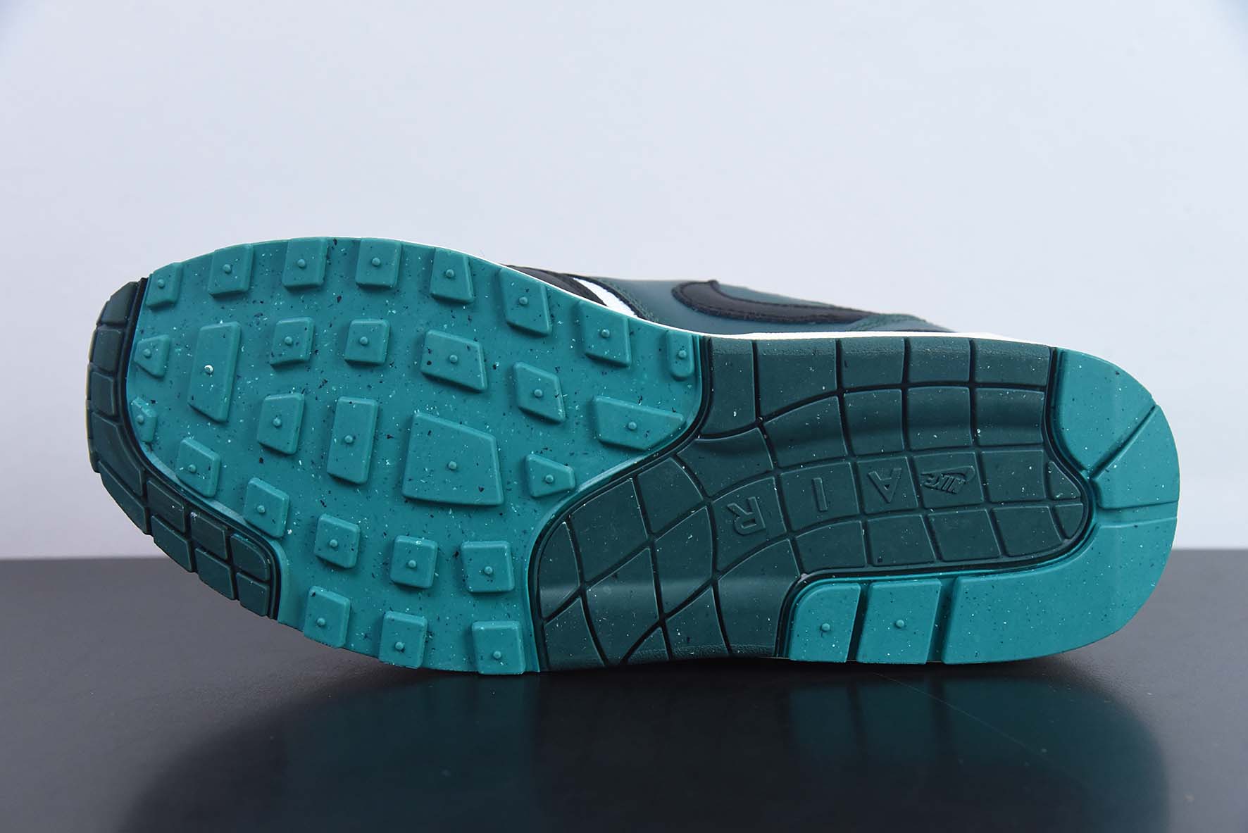 Nike Air Max 1 Liverpool利物浦绿色运动鞋 货号:FB8914-100