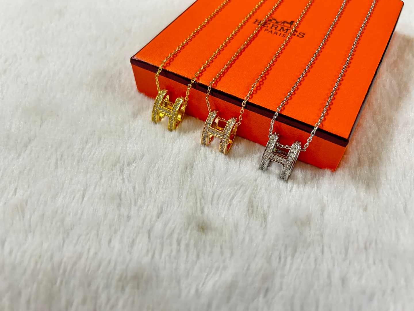 NO:582191,Hermes HERMES H letter full diamond necklace white gold rose gold gold, jewelry boutique, hermes, hermes, necklace, gold19860909爱马仕 HERMES H字母满钻项链 白金 玫瑰金 黄金,饰品精品,hermes,hermes,necklace,gold,Jewelry