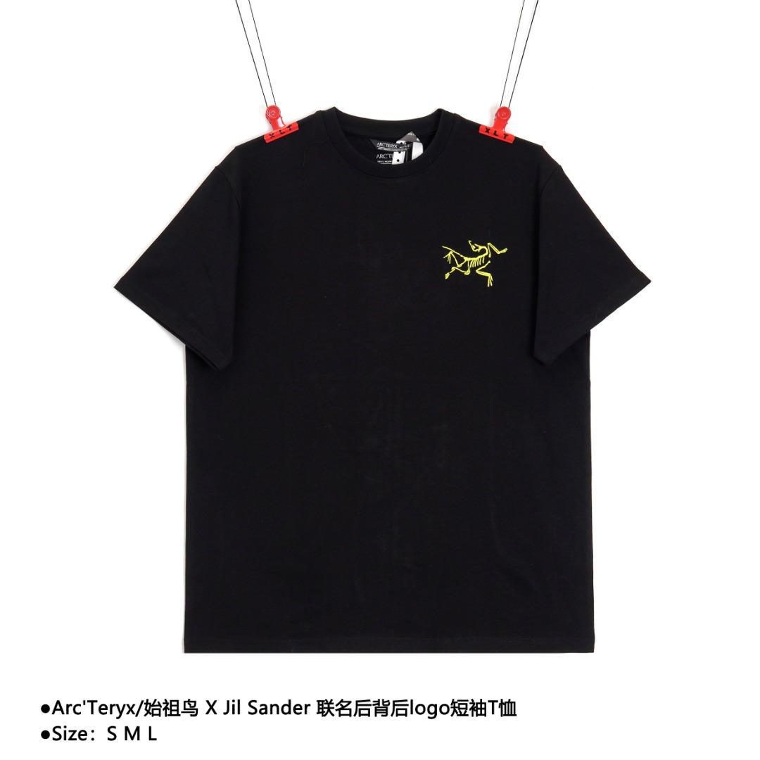 Arc'Teryx始祖鸟 X Jil Sander 联名后背后logo短袖T恤 采用60支双股,240g全棉面料.上身透气,绝不起球,手感柔软舒适,全衣平车走线,立体剪裁.后幅大面积立体印花工艺,标识图案勾勒的栩栩如生.全套定制还原最真实的百分百质感,订制官网原版三标. 款式编号:CC-560560514